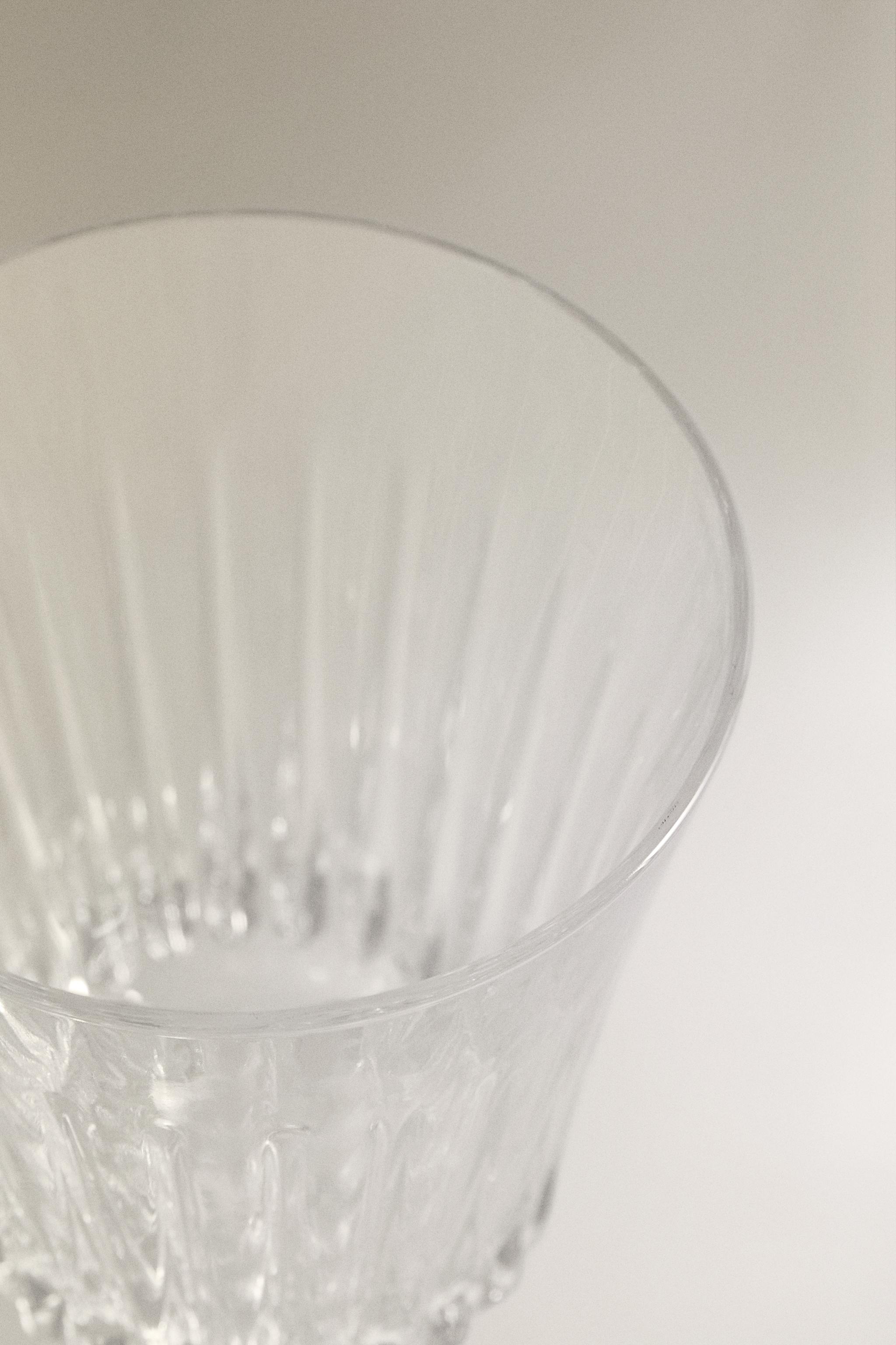 RAISED CRYSTALLINE GLASS